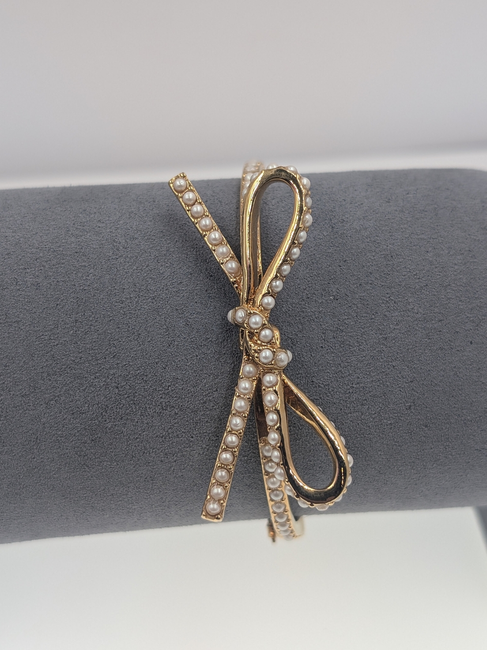Kate Spade Faux Seed Pearl Ribbon Bow Gold Tone Hinged Bangle Bracelet 0230 - Picture 5 of 10